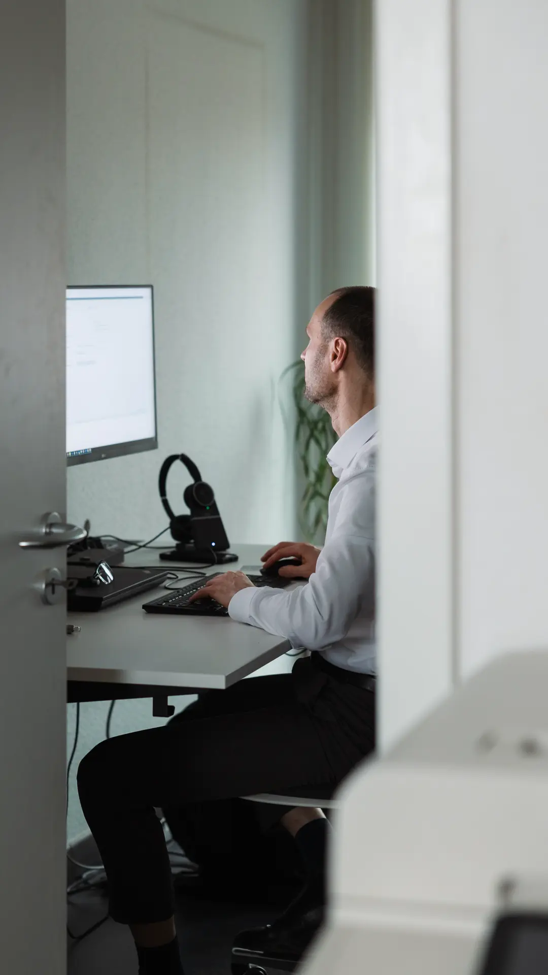 Modernes Büro der Steuerberatung Falkensee – Team arbeitet digital